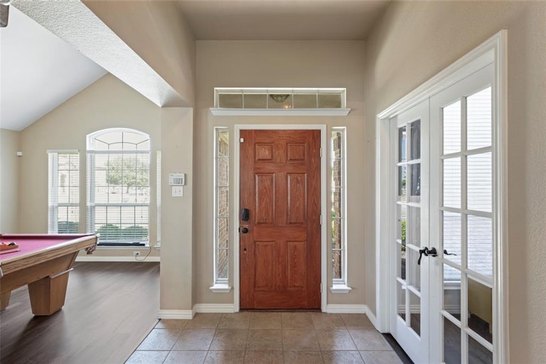 Photo 5 of 39 - 318 Fort Edward Dr, Arlington, TX 76002