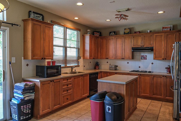 Photo 5 of 17 - 19 Cider Mill Ct, Spring, TX 77382
