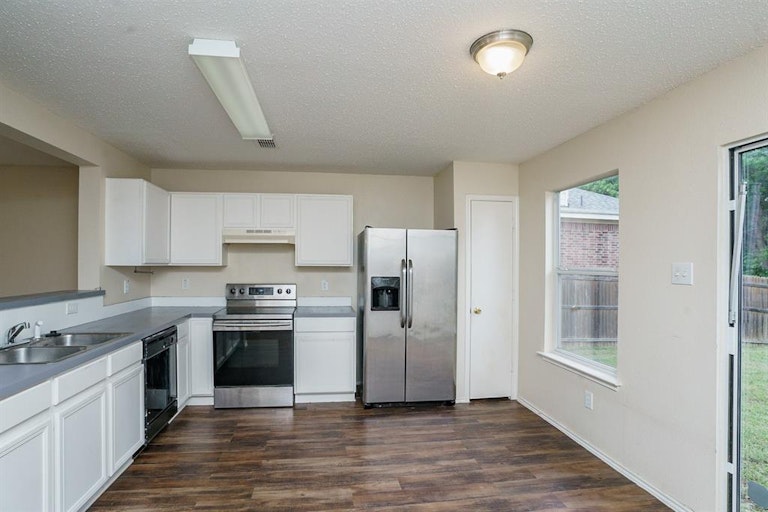 Photo 4 of 19 - 2553 Big Spring Dr, Fort Worth, TX 76120
