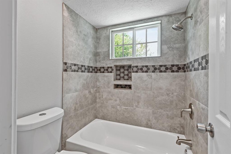 Photo 26 of 36 - 214 Andorra Ln, Houston, TX 77015