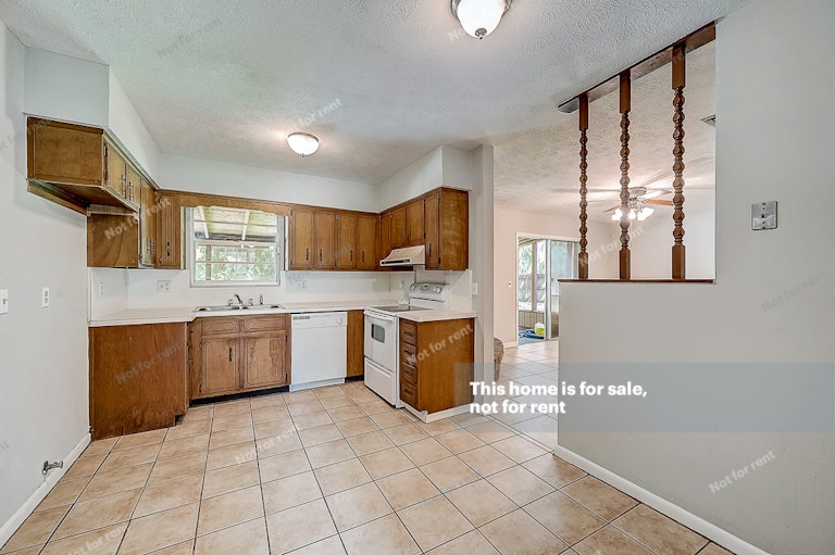 Photo 28 of 38 - 6382 Johnnie Cir W, Jacksonville, FL 32244