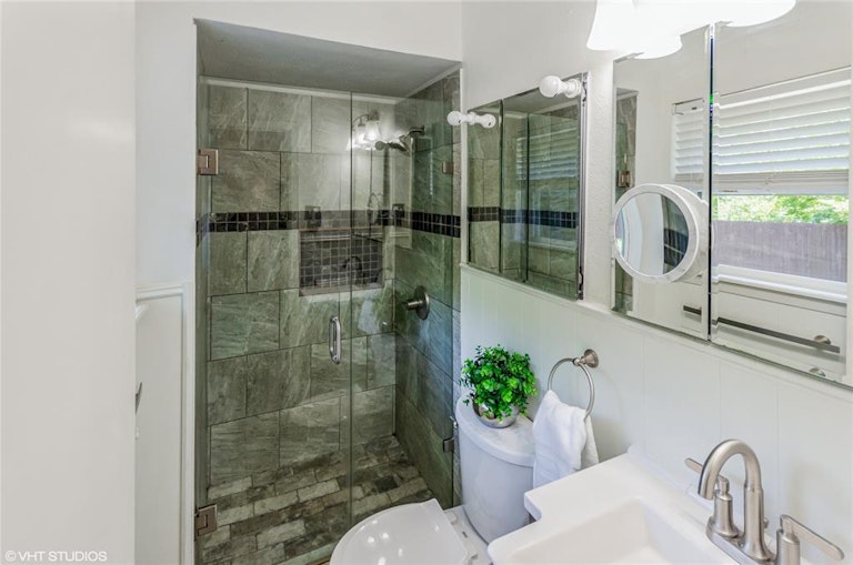 Photo 16 of 31 - 13102 Twin Oaks Dr, Balch Springs, TX 75180