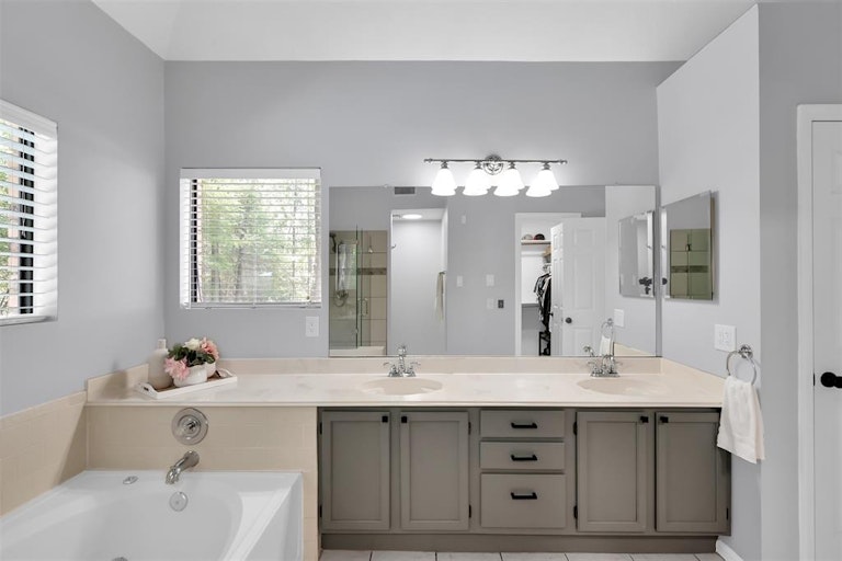 Photo 23 of 43 - 14 Eagle Rock Pl, Spring, TX 77381