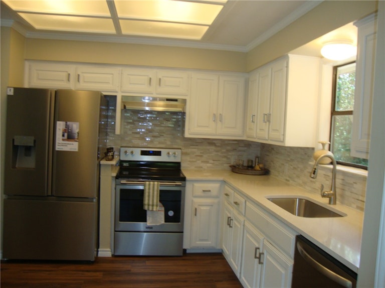 Photo 8 of 25 - 10716 Sunny Ln, Jonestown, TX 78645