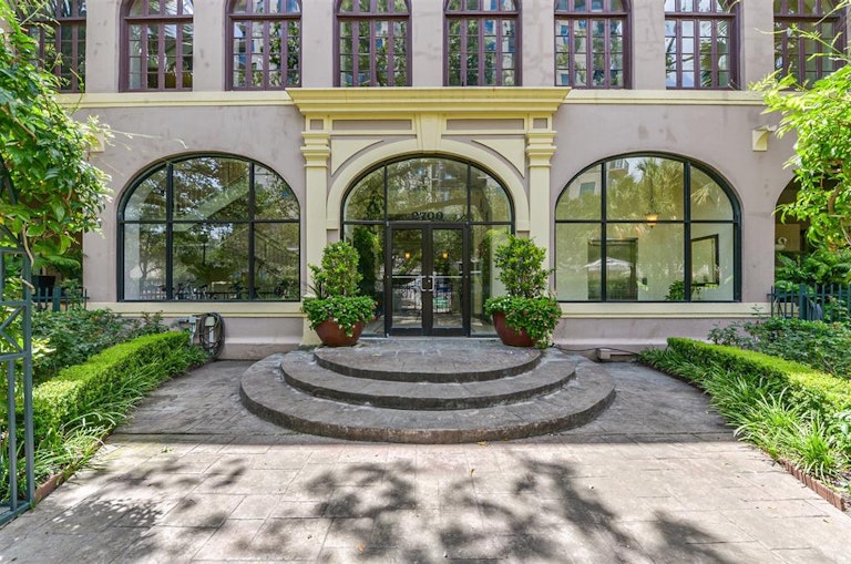 Photo 35 of 44 - 2700 Albany St #3B, Houston, TX 77006