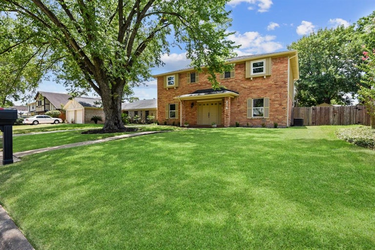 Photo 2 of 36 - 214 Andorra Ln, Houston, TX 77015