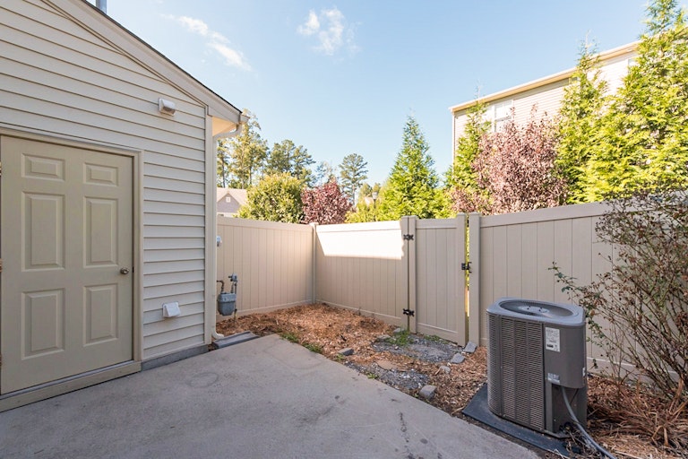 Photo 12 of 13 - 7846 Allscott Way, Raleigh, NC 27612