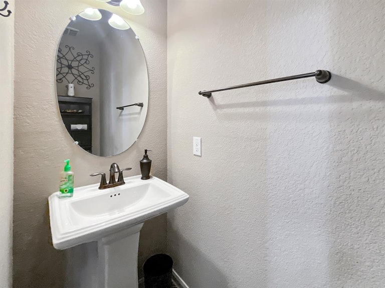 Photo 7 of 24 - 2018 Cadbury Castle Ln, Fresno, TX 77545