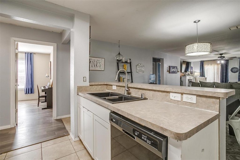 Photo 33 of 40 - 10109 Chapel Rock Dr, Fort Worth, TX 76116