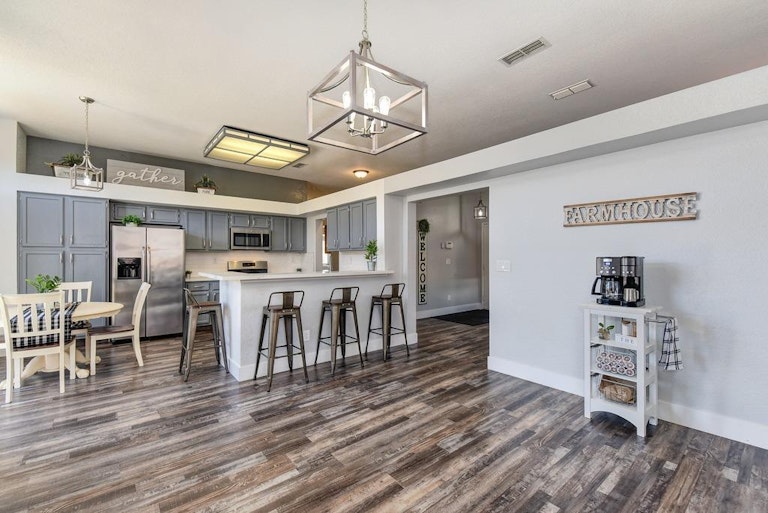 Photo 14 of 40 - 8372 Vintage Park Dr, Sacramento, CA 95828