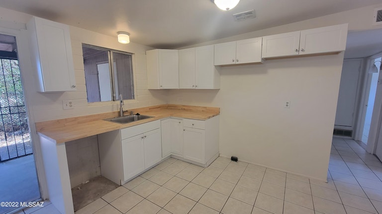 Photo 5 of 20 - 1463 W Roger Rd, Tucson, AZ 85705