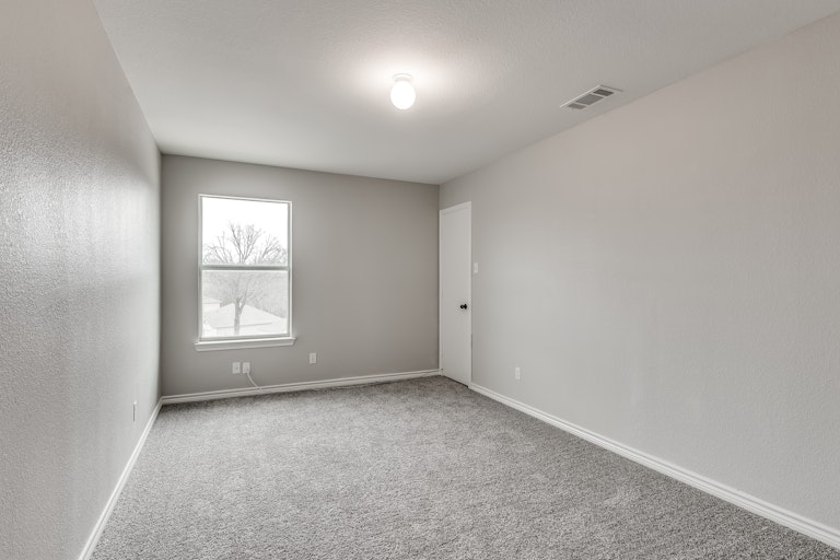 Photo 18 of 24 - 2909 Victorian Forest Dr, Dallas, TX 75227