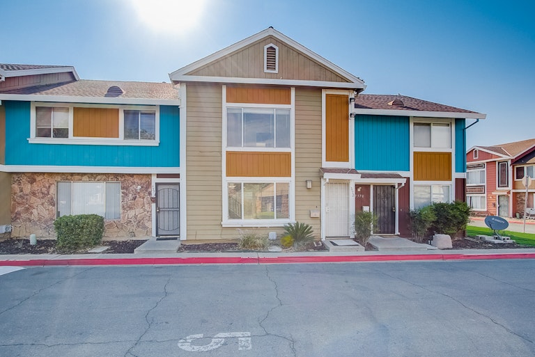 Photo 11 of 39 - 7572 Burgoyne Ln, Sacramento, CA 95823