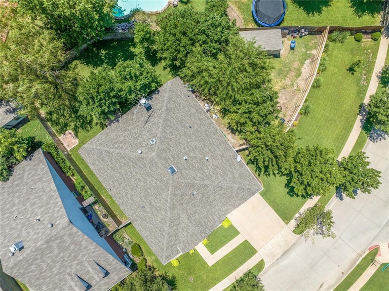 Photo 5 of 40 - 6841 Beverly Glen Dr, Fort Worth, TX 76132