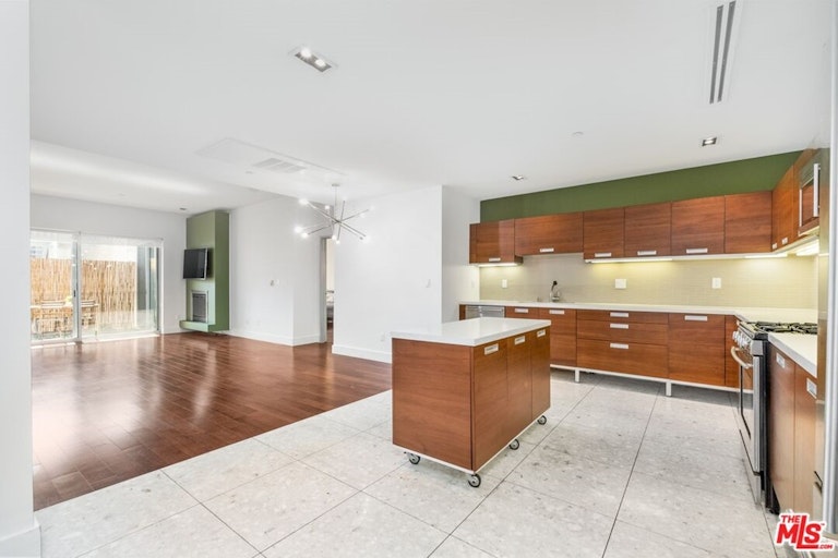 Photo 1 of 19 - 6735 Yucca St #206, Los Angeles, CA 90028