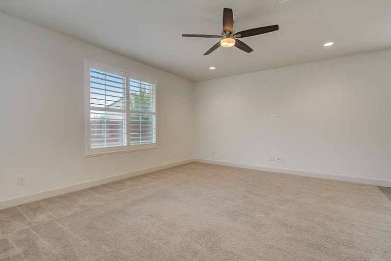Photo 18 of 37 - 5000 Glenwood Springs Way, Roseville, CA 95747