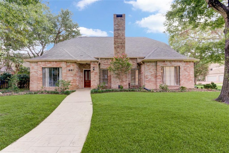 Photo 1 of 26 - 931 Daria Dr, Houston, TX 77079