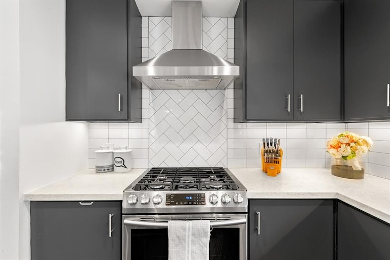 Photo 10 of 26 - 1807 Gardenia Dr, Houston, TX 77018