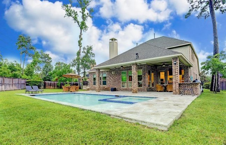 Photo 2 of 22 - 111 Tadpole Ct, Tomball, TX 77375