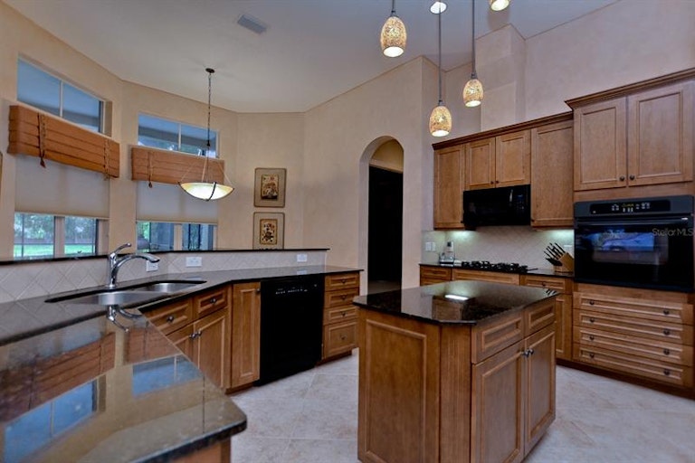 Photo 14 of 48 - 1909 Floresta View Dr, Tampa, FL 33618
