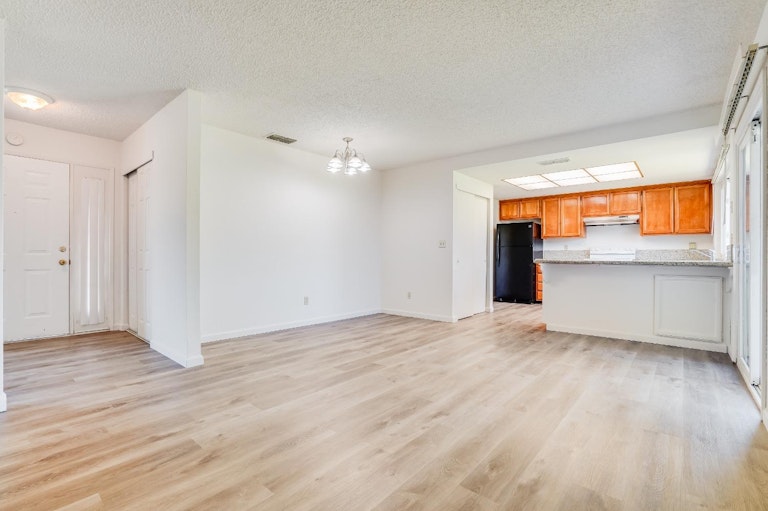 Photo 5 of 36 - 4636 Baywind Dr, Sacramento, CA 95838