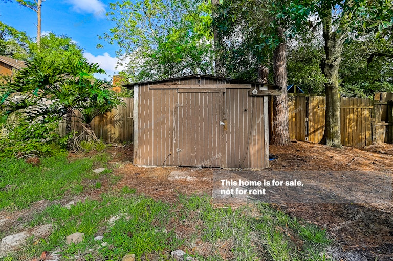 Photo 13 of 30 - 4251 Queensway Dr, Jacksonville, FL 32257