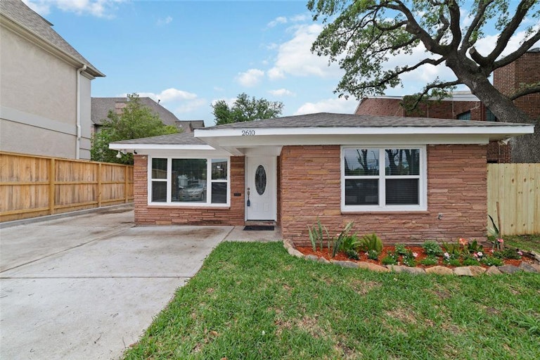 Photo 4 of 26 - 2610 W Holcombe Blvd, Houston, TX 77025