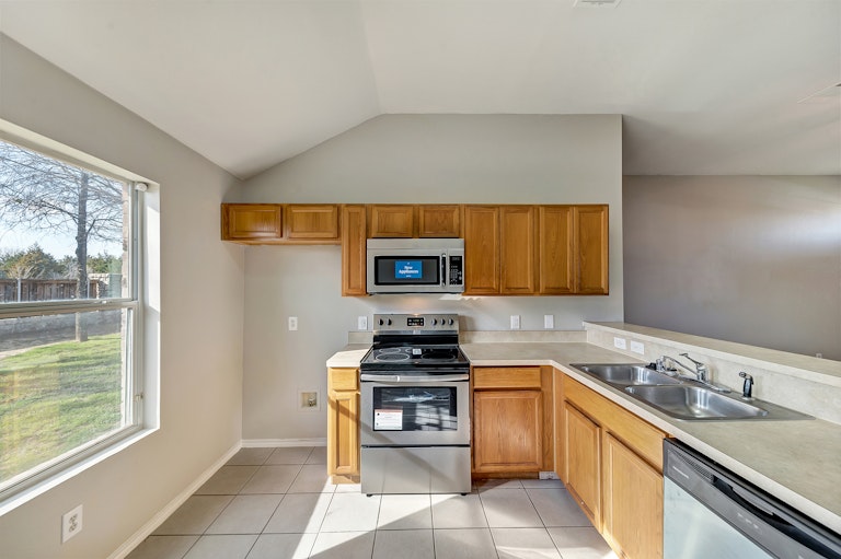 Photo 6 of 23 - 1143 Galicia Ln, Dallas, TX 75217