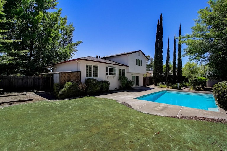 Photo 7 of 27 - 8121 Garryanna Dr, Citrus Heights, CA 95610
