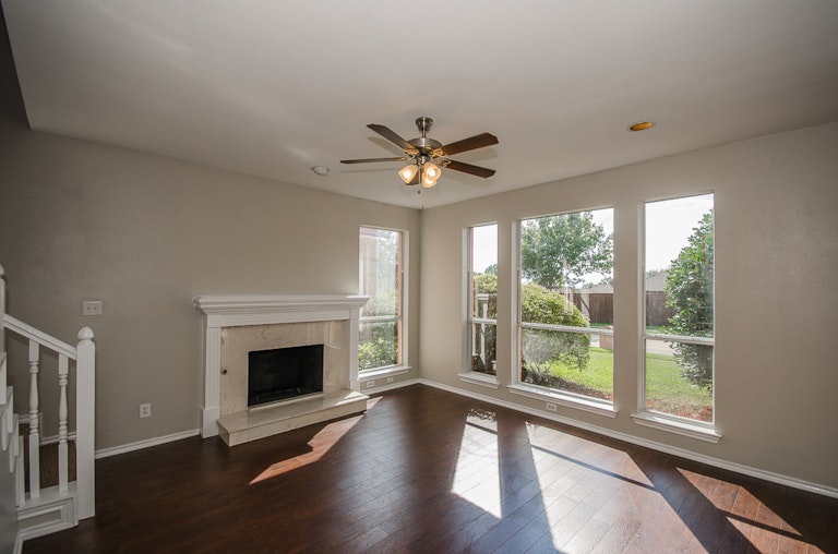Photo 5 of 32 - 3922 Bach Blvd, Carrollton, TX 75007