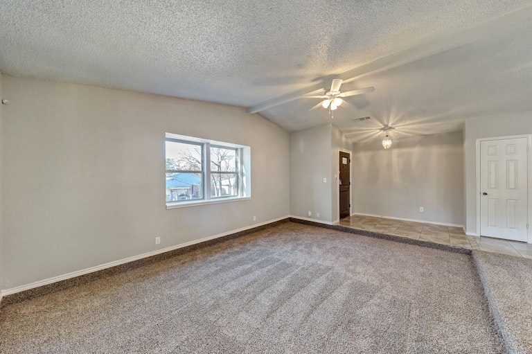 Photo 14 of 29 - 4817 Crest Dr, Arlington, TX 76017