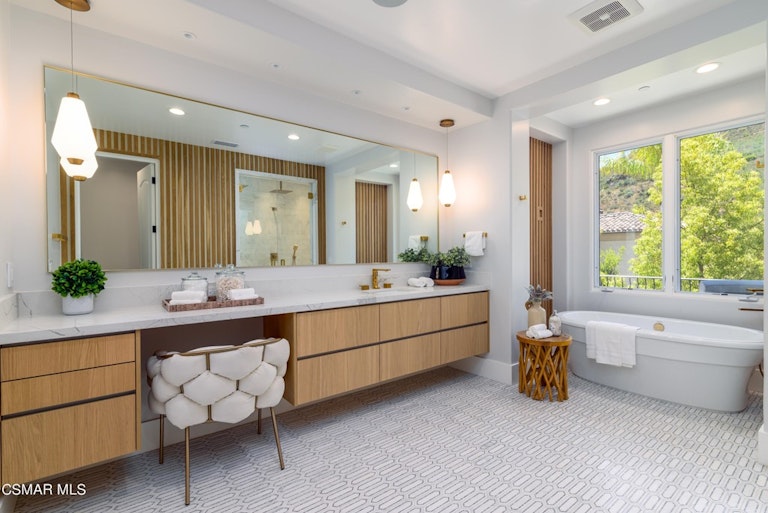 Photo 36 of 77 - 29462 Malibu View Ct, Agoura Hills, CA 91301