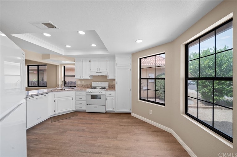 Photo 4 of 37 - 731 Ensenada Dr, Hemet, CA 92545