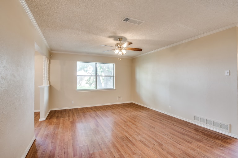 Photo 4 of 21 - 4015 Topaz Dr, Mesquite, TX 75150