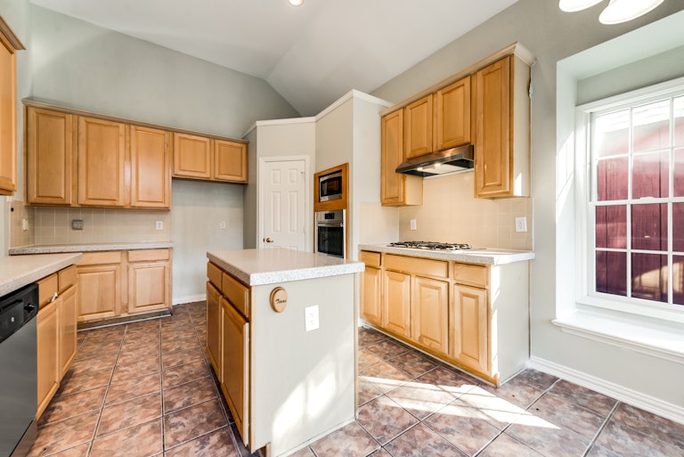Photo 7 of 31 - 3612 Amber Hills Dr, Dallas, TX 75287