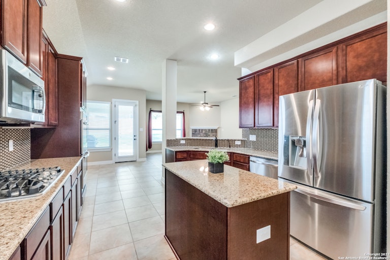 Photo 12 of 36 - 9647 Calmont Way, San Antonio, TX 78251