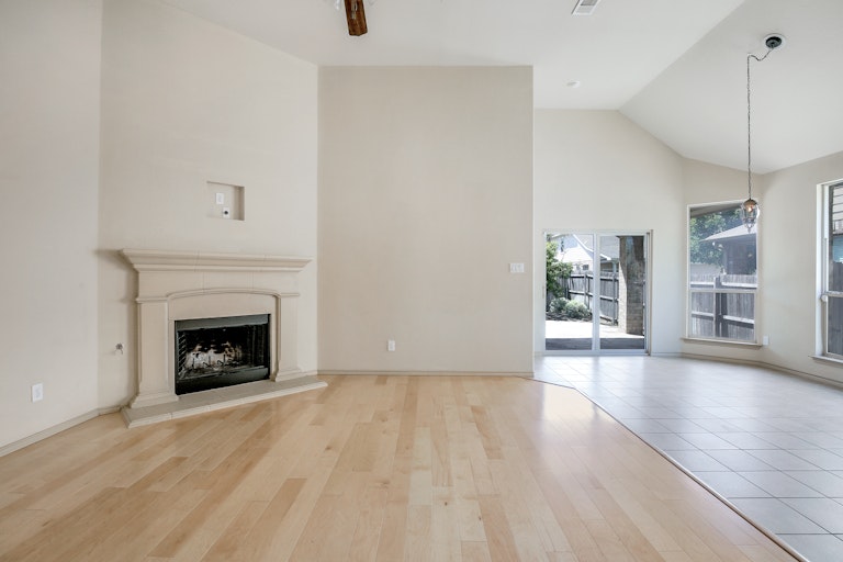 Photo 13 of 27 - 9124 Oldwest Trl, Fort Worth, TX 76131