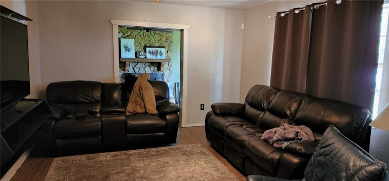 Photo 4 of 14 - 8225 Carey Rd, Lithia, FL 33547