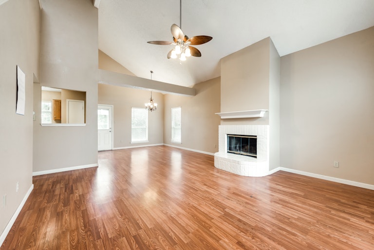 Photo 3 of 20 - 10925 Hornby St, Fort Worth, TX 76108