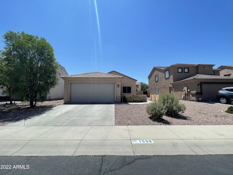 Photo 2 of 25 - 1598 S 220th Dr, Buckeye, AZ 85326