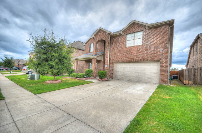 Photo 4 of 44 - 9713 Mulligan Dr, McKinney, TX 75072
