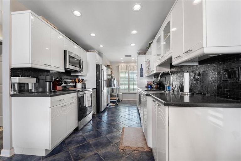 Photo 10 of 25 - 7300 Sunshine Skyway Ln S #209, Saint Petersburg, FL 33711