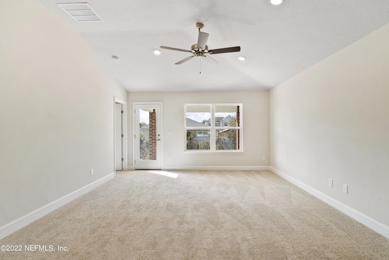 Photo 11 of 27 - 9368 Westminster Oaks Dr, Jacksonville, FL 32219