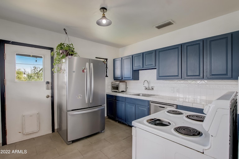 Photo 14 of 26 - 1917 E Mitchell Dr, Phoenix, AZ 85016