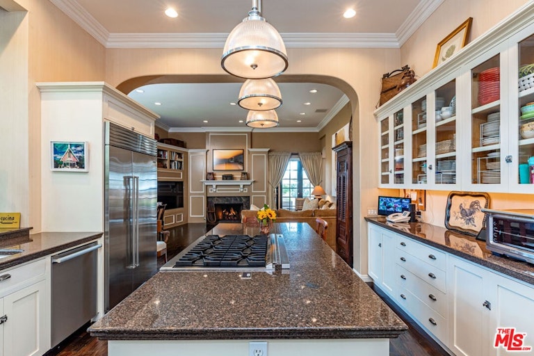 Photo 9 of 47 - 9014 Alto Cedro Dr, Beverly Hills, CA 90210