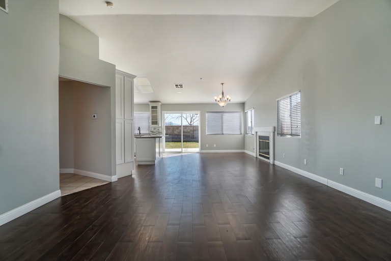 Photo 3 of 17 - 3219 N Tamarind Ave, Rialto, CA 92377