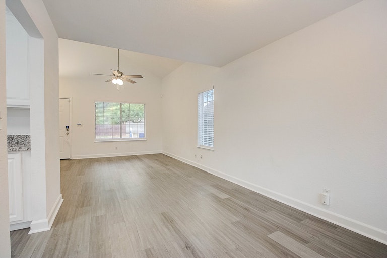 Photo 17 of 35 - 4052 Tawny Meadow Way, Antelope, CA 95843