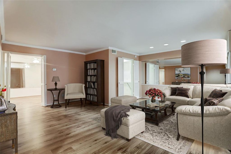 Photo 2 of 18 - 357 N Post Oak Ln #102, Houston, TX 77024