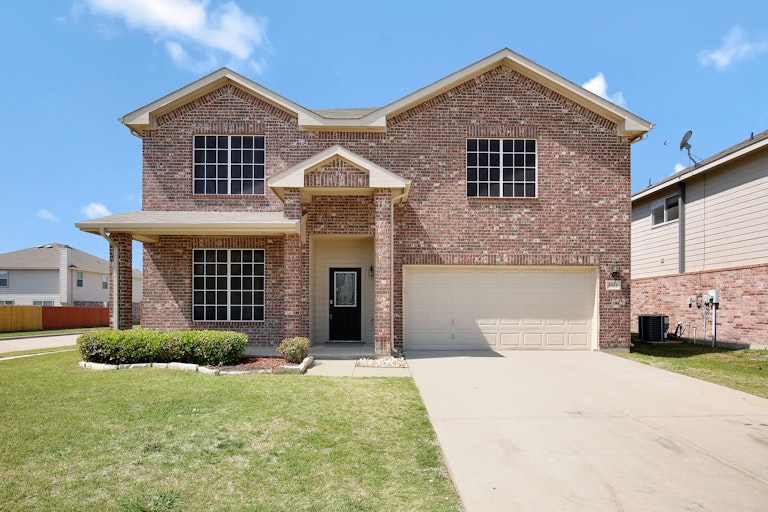 Photo 1 of 32 - 8501 Star Thistle Dr, Fort Worth, TX 76179