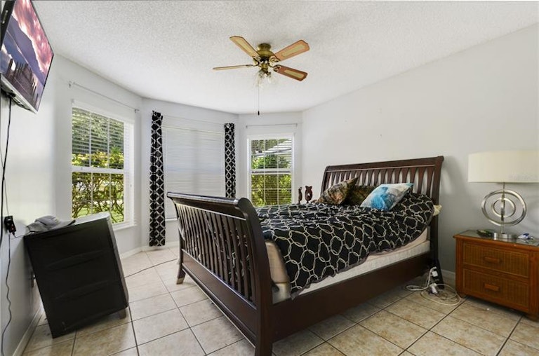 Photo 8 of 33 - 3829 Pickwick Dr, Orlando, FL 32817